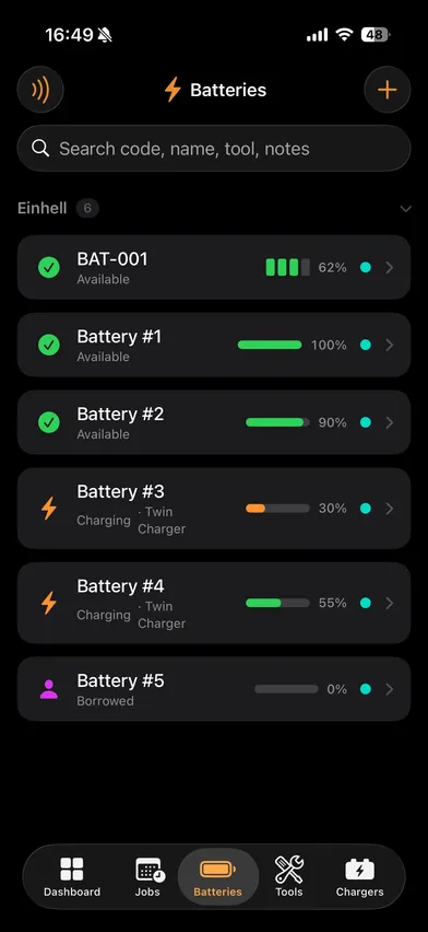 The battery library listing each pack with its status, charge level and charger, grouped by brand and searchable.