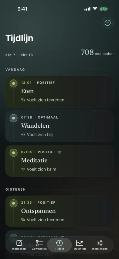 De tijdlijn van Moments, met stemmingsdagboekitems per dag gegroepeerd, elk gemarkeerd met activiteit, energieniveau en gevoel.